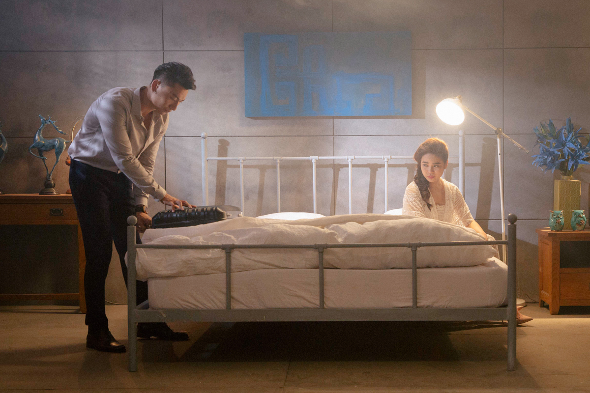 Giang Hồng Ngọc khóc nghẹn vì bị người yêu lừa dối trong MV - Ảnh 13. Giang Hồng Ngọc khóc nghẹn vì bị người yêu lừa dối trong MV - Ảnh 13.