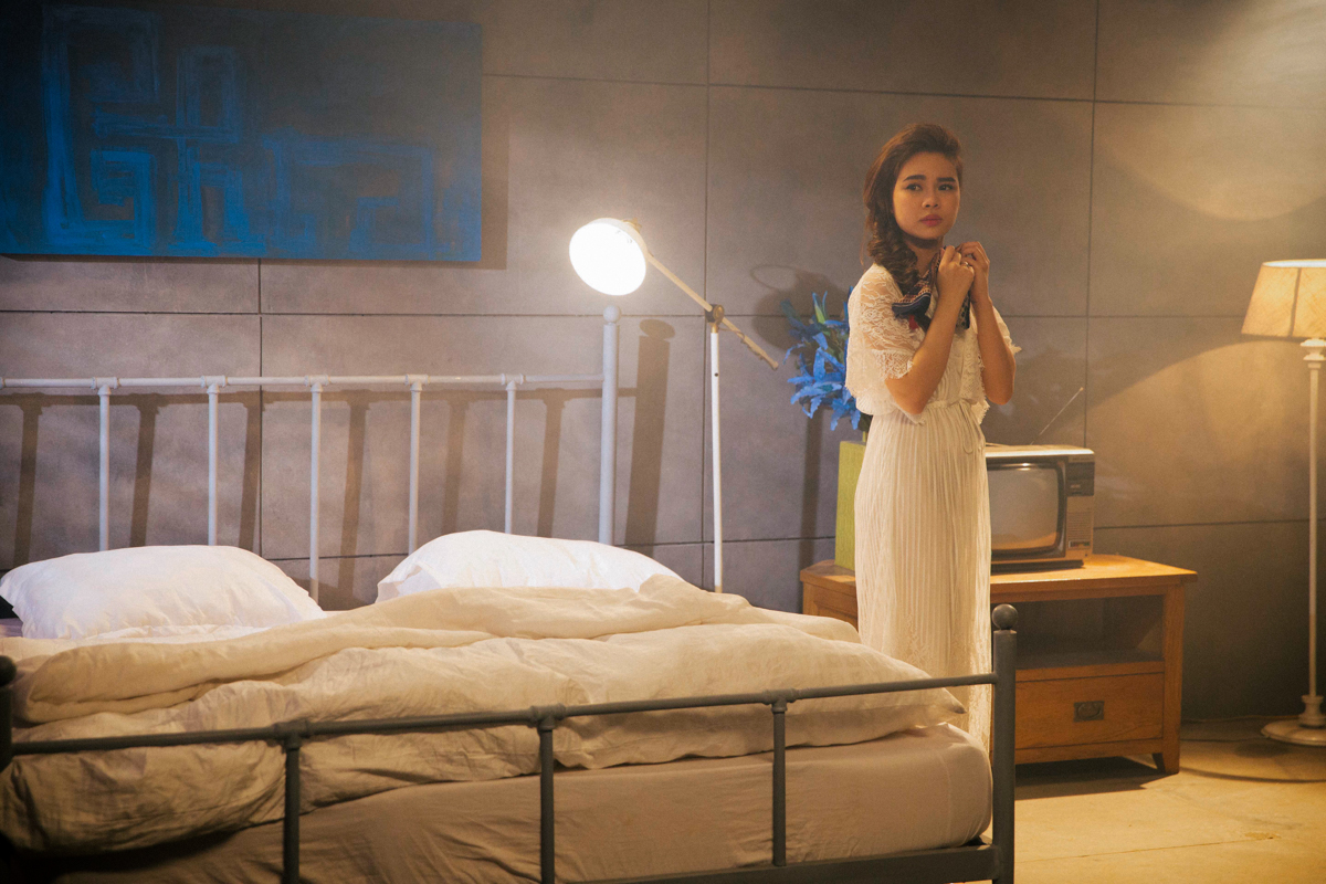 Giang Hồng Ngọc khóc nghẹn vì bị người yêu lừa dối trong MV - Ảnh 14. Giang Hồng Ngọc khóc nghẹn vì bị người yêu lừa dối trong MV - Ảnh 14.