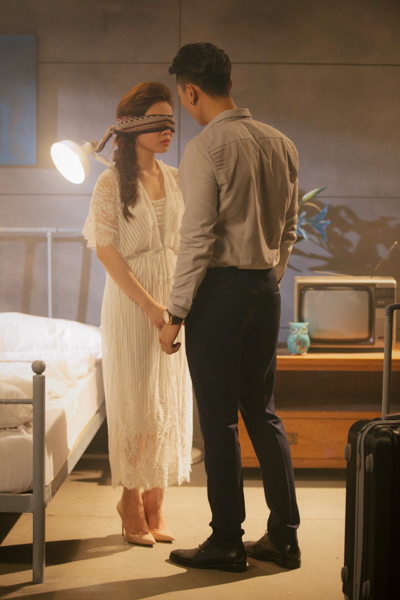 Giang Hồng Ngọc khóc nghẹn vì bị người yêu lừa dối trong MV - Ảnh 3. Giang Hồng Ngọc khóc nghẹn vì bị người yêu lừa dối trong MV - Ảnh 3.