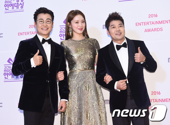 Thảm đỏ MBC Entertainment Awards: Lee Sung Kyung xinh như công chúa, dàn diễn viên khoe ngực sexy - Ảnh 4.