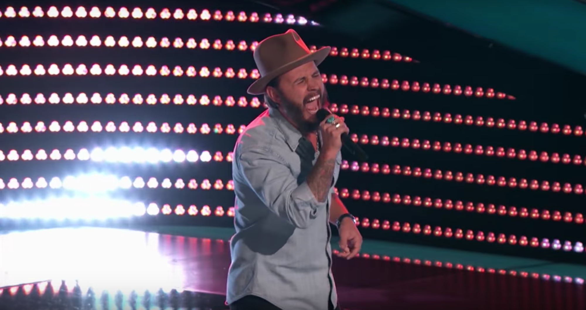 Blake Shelton bất ngờ đòi ôm Adam Levine khiến khán giả thích thú - Ảnh 10. Blake Shelton bất ngờ đòi ôm Adam Levine khiến khán giả thích thú - Ảnh 10.