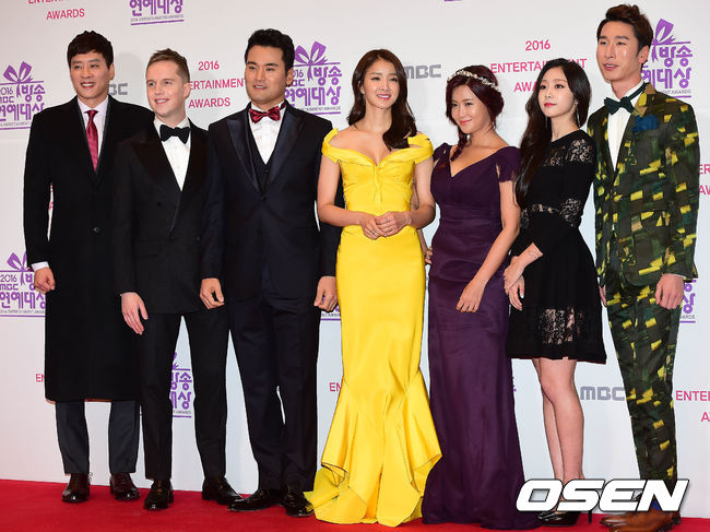 Thảm đỏ MBC Entertainment Awards: Lee Sung Kyung xinh như công chúa, dàn diễn viên khoe ngực sexy - Ảnh 12.