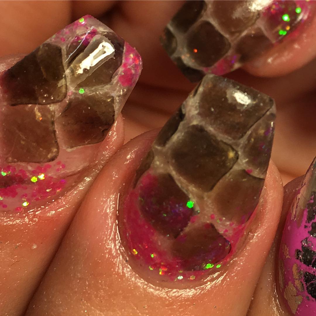 Có cho tiền cũng ít người dám chạy đua theo mốt đính xác động vật lên móng tay - Ảnh 4. Có cho tiền cũng ít người dám chạy đua theo mốt đính xác động vật lên móng tay - Ảnh 4.