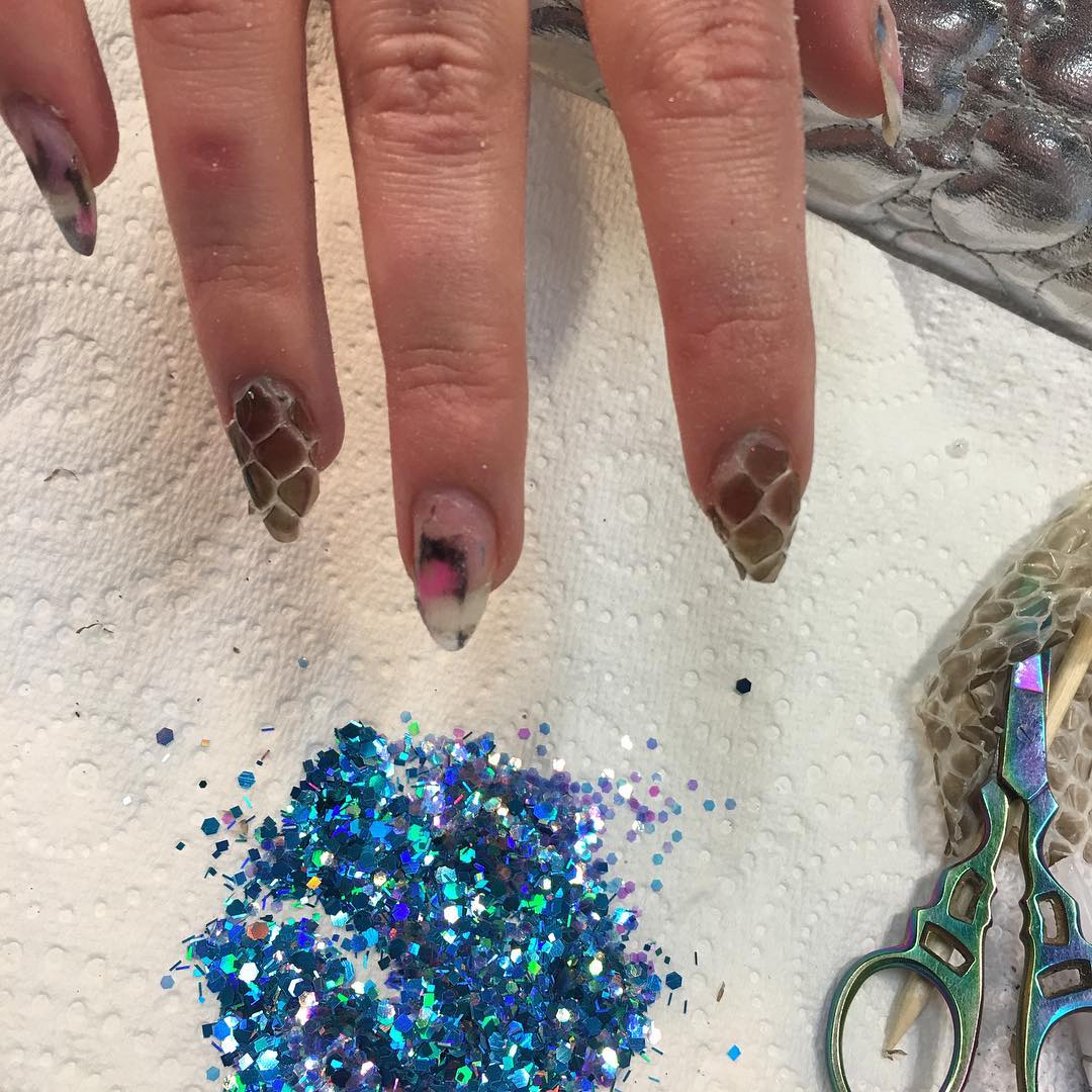 Có cho tiền cũng ít người dám chạy đua theo mốt đính xác động vật lên móng tay - Ảnh 3. Có cho tiền cũng ít người dám chạy đua theo mốt đính xác động vật lên móng tay - Ảnh 3.