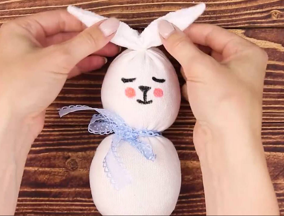 Hô biến tất cũ thành em thỏ đáng yêu chỉ trong 7 bước siêu dễ - Ảnh 10. Hô biến tất cũ thành em thỏ đáng yêu chỉ trong 7 bước siêu dễ - Ảnh 10.