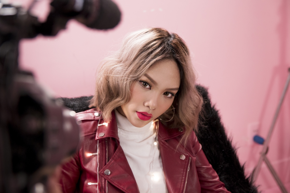 Quán quân The Voice mùa 2 lột xác cá tính trong sản phẩm kết hợp cùng bạn thân - Ảnh 2. Quán quân The Voice mùa 2 lột xác cá tính trong sản phẩm kết hợp cùng bạn thân - Ảnh 2.