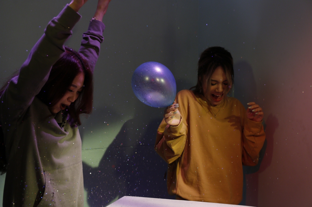 Quán quân The Voice mùa 2 lột xác cá tính trong sản phẩm kết hợp cùng bạn thân - Ảnh 8. Quán quân The Voice mùa 2 lột xác cá tính trong sản phẩm kết hợp cùng bạn thân - Ảnh 8.