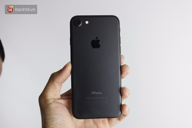 Cận cảnh iPhone 7 bản chính thức đầu tiên tại Việt Nam - Ảnh 5.