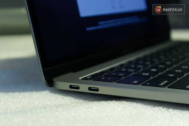 Cận cảnh MacBook Pro 2016 tại Việt Nam: Mỏng kinh ngạc, đẹp ấn tượng, dùng cực đã! Cận cảnh MacBook Pro 2016 tại Việt Nam: Mỏng kinh ngạc, đẹp ấn tượng, dùng cực đã!