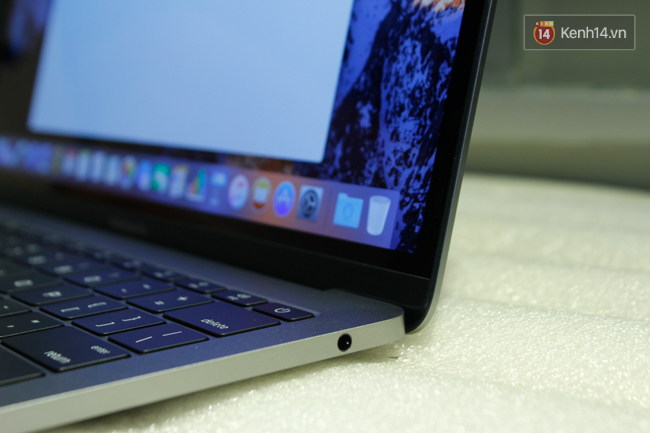 Cận cảnh MacBook Pro 2016 tại Việt Nam: Mỏng kinh ngạc, đẹp ấn tượng, dùng cực đã! Cận cảnh MacBook Pro 2016 tại Việt Nam: Mỏng kinh ngạc, đẹp ấn tượng, dùng cực đã!