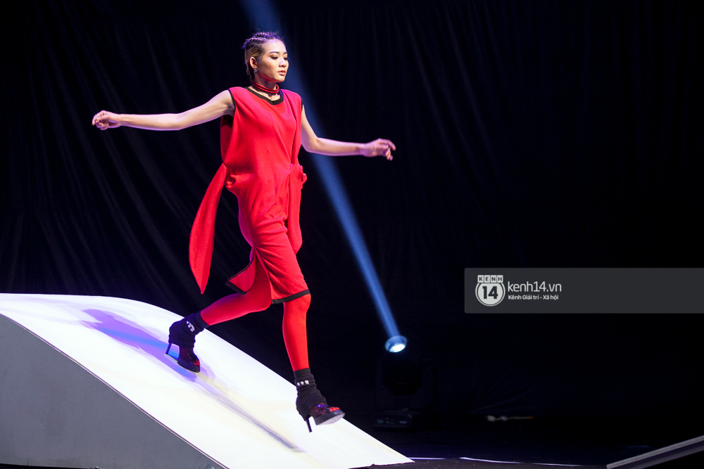 Next Top Model: Một mình Thùy Trâm cân cả dàn thí sinh trên sàn catwalk kinh dị - Ảnh 3. Next Top Model: Một mình Thùy Trâm cân cả dàn thí sinh trên sàn catwalk kinh dị - Ảnh 3.