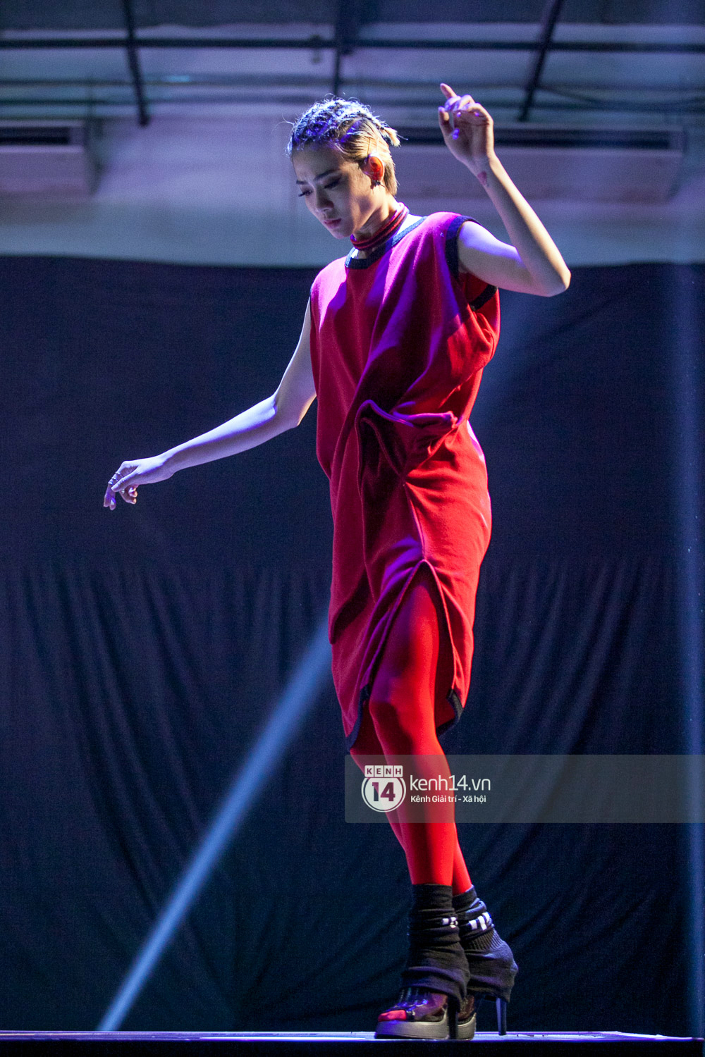 Next Top Model: Một mình Thùy Trâm cân cả dàn thí sinh trên sàn catwalk kinh dị - Ảnh 4. Next Top Model: Một mình Thùy Trâm cân cả dàn thí sinh trên sàn catwalk kinh dị - Ảnh 4.