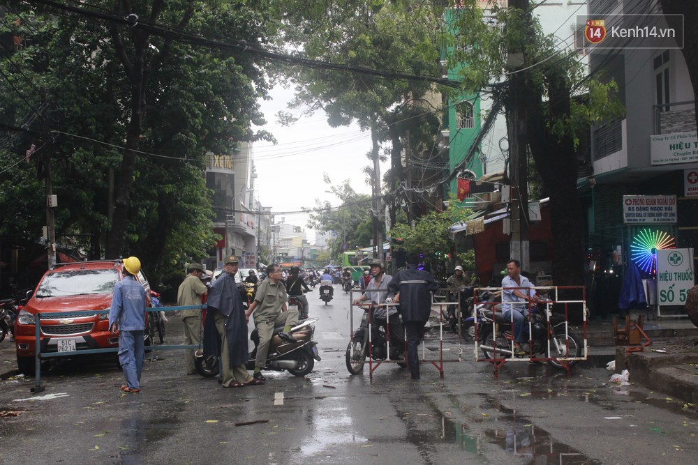 Mưa lớn khiến cổ thụ ở Sài Gòn bật gốc đè 3 căn nhà, cúp điện toàn khu vực - Ảnh 9. Mưa lớn khiến cổ thụ ở Sài Gòn bật gốc đè 3 căn nhà, cúp điện toàn khu vực - Ảnh 9.
