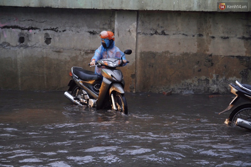 Nước ngập khắp các tuyến đường ở Sài Gòn sau cơn mưa lớn - Ảnh 6. Nước ngập khắp các tuyến đường ở Sài Gòn sau cơn mưa lớn - Ảnh 6.