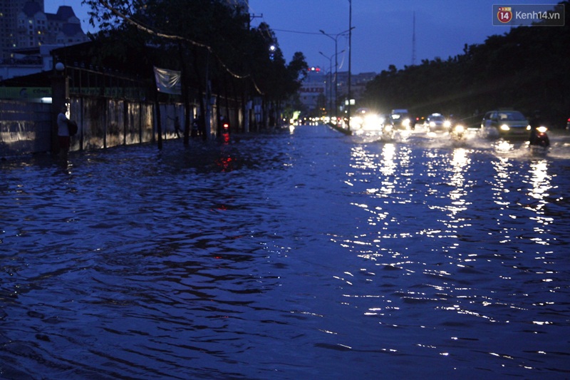 Nước ngập khắp các tuyến đường ở Sài Gòn sau cơn mưa lớn - Ảnh 1. Nước ngập khắp các tuyến đường ở Sài Gòn sau cơn mưa lớn - Ảnh 1.
