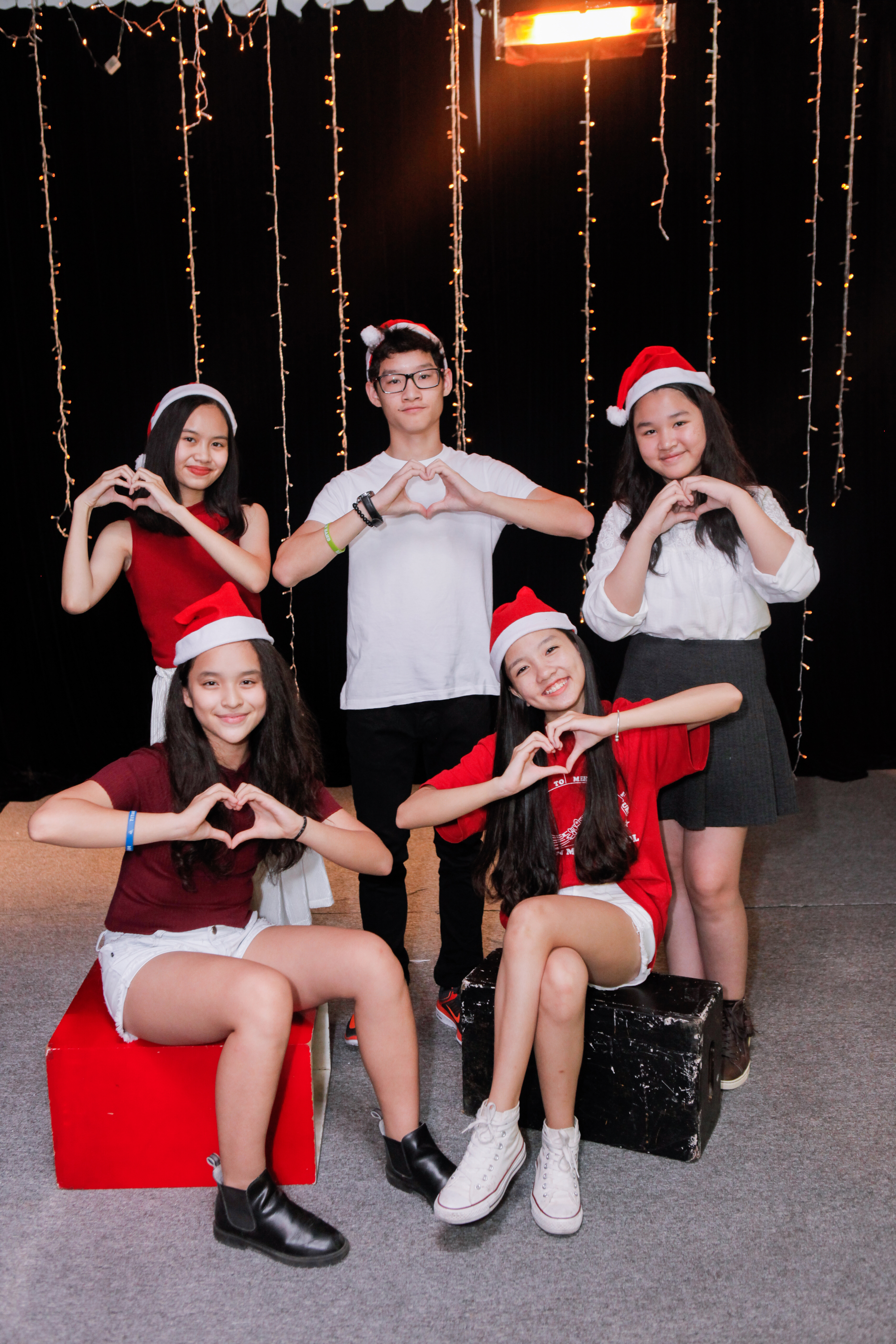 Thanh Bùi, Alexander Tú cùng học trò đi khắp Sài Gòn để thực hiện MV Giáng sinh ý nghĩa - Ảnh 3. Thanh Bùi, Alexander Tú cùng học trò đi khắp Sài Gòn để thực hiện MV Giáng sinh ý nghĩa - Ảnh 3.