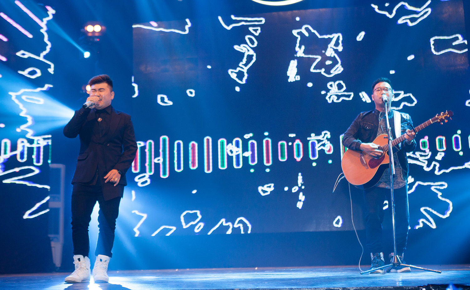 Isaac méo mặt vì bị khán giả lôi kéo khi đang biểu diễn - Ảnh 18. Isaac méo mặt vì bị khán giả lôi kéo khi đang biểu diễn - Ảnh 18.