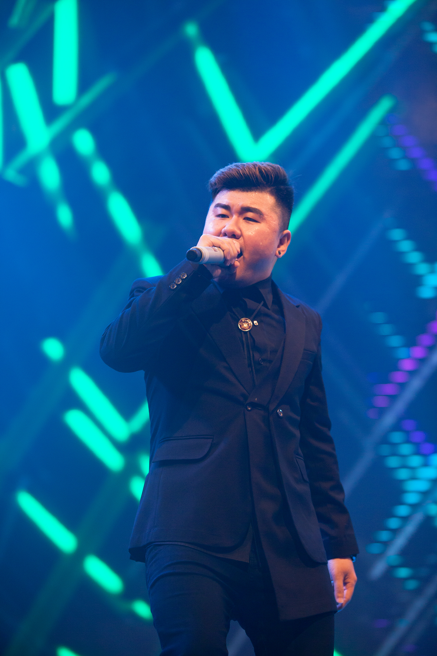 Isaac méo mặt vì bị khán giả lôi kéo khi đang biểu diễn - Ảnh 19. Isaac méo mặt vì bị khán giả lôi kéo khi đang biểu diễn - Ảnh 19.