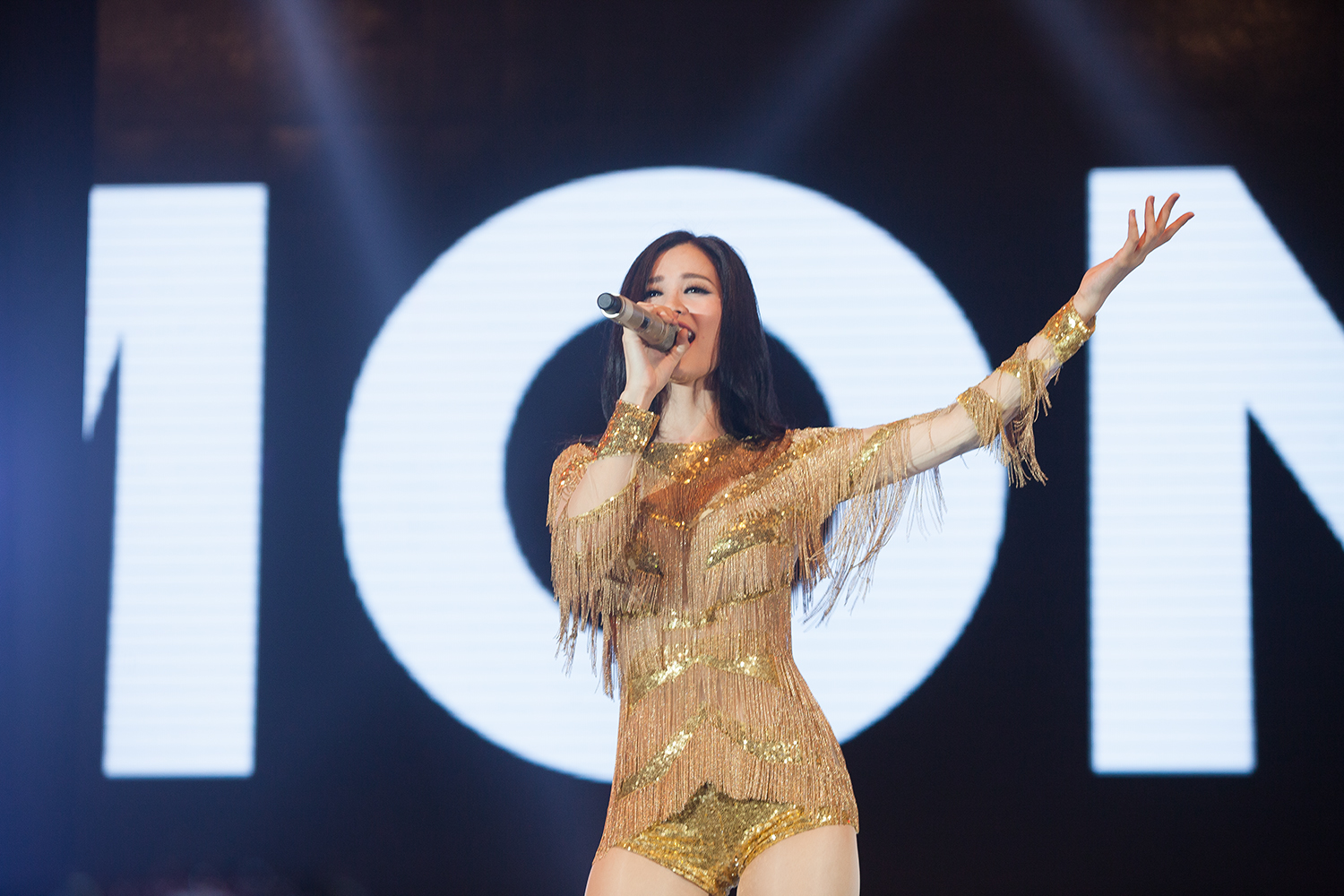 Isaac méo mặt vì bị khán giả lôi kéo khi đang biểu diễn - Ảnh 5. Isaac méo mặt vì bị khán giả lôi kéo khi đang biểu diễn - Ảnh 5.