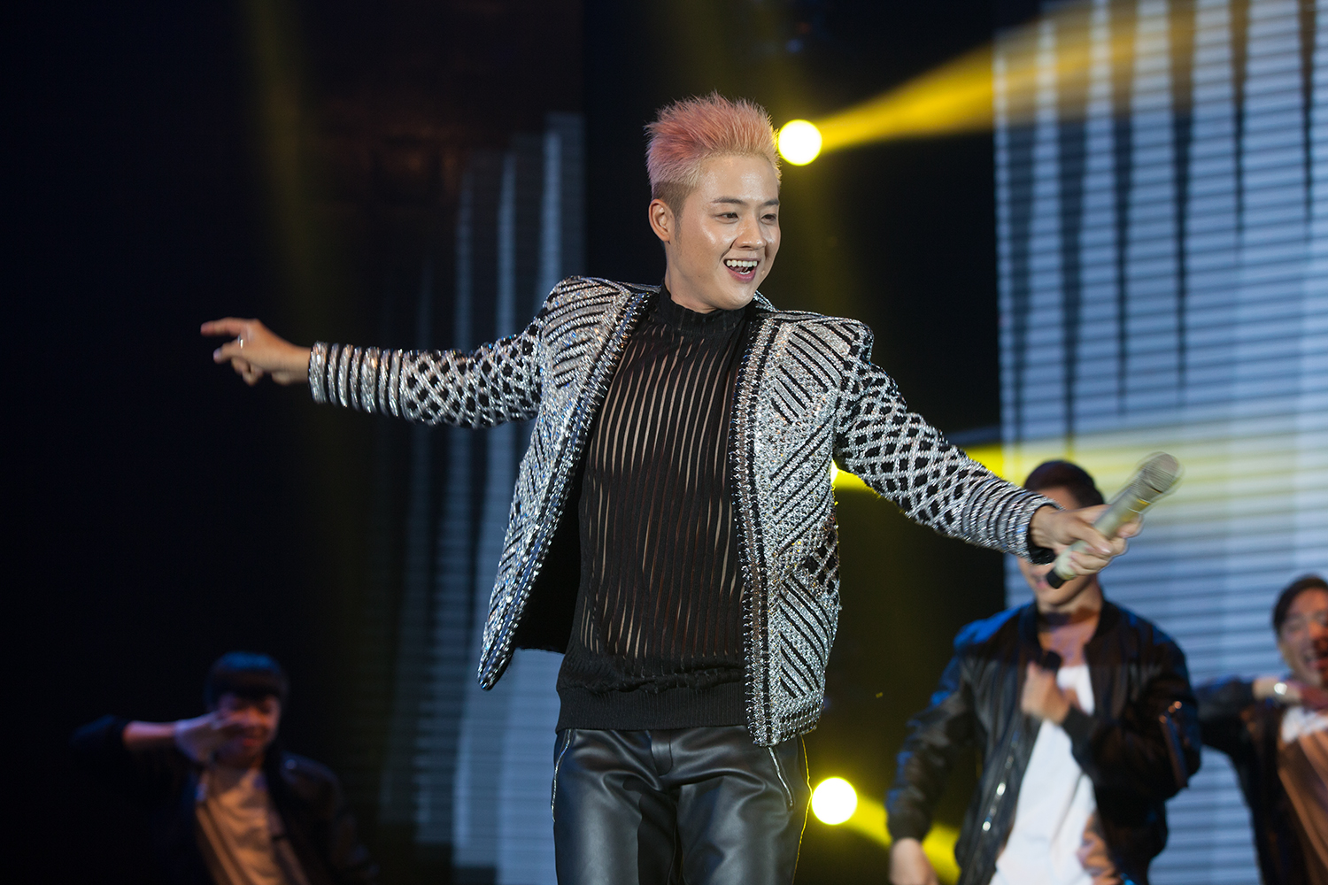 Isaac méo mặt vì bị khán giả lôi kéo khi đang biểu diễn - Ảnh 12. Isaac méo mặt vì bị khán giả lôi kéo khi đang biểu diễn - Ảnh 12.