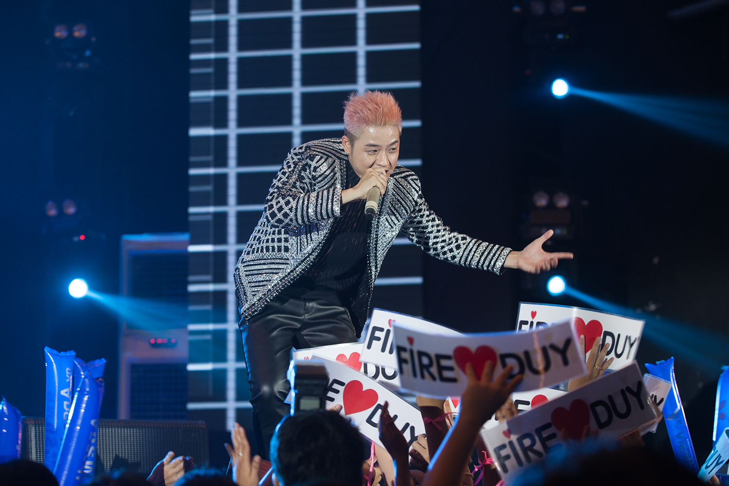 Isaac méo mặt vì bị khán giả lôi kéo khi đang biểu diễn - Ảnh 13. Isaac méo mặt vì bị khán giả lôi kéo khi đang biểu diễn - Ảnh 13.