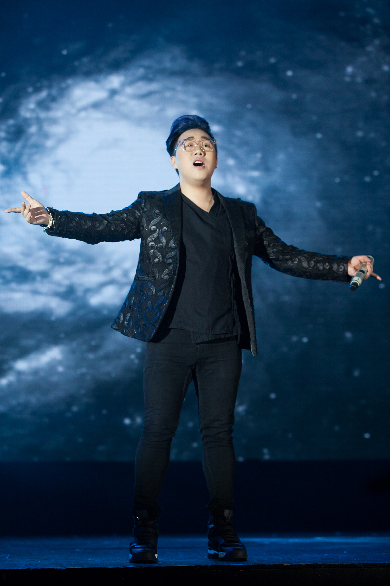 Isaac méo mặt vì bị khán giả lôi kéo khi đang biểu diễn - Ảnh 17. Isaac méo mặt vì bị khán giả lôi kéo khi đang biểu diễn - Ảnh 17.