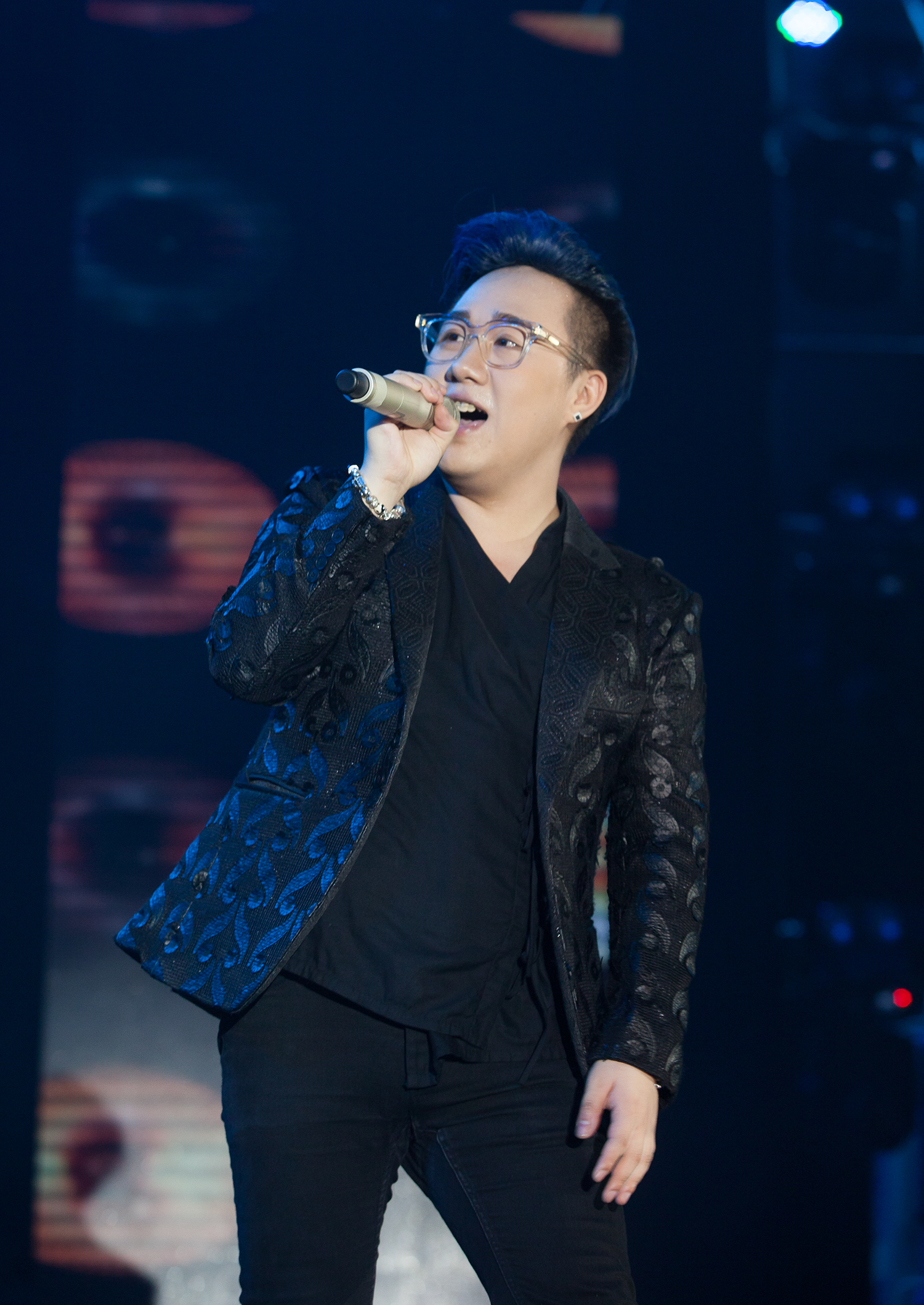 Isaac méo mặt vì bị khán giả lôi kéo khi đang biểu diễn - Ảnh 16. Isaac méo mặt vì bị khán giả lôi kéo khi đang biểu diễn - Ảnh 16.