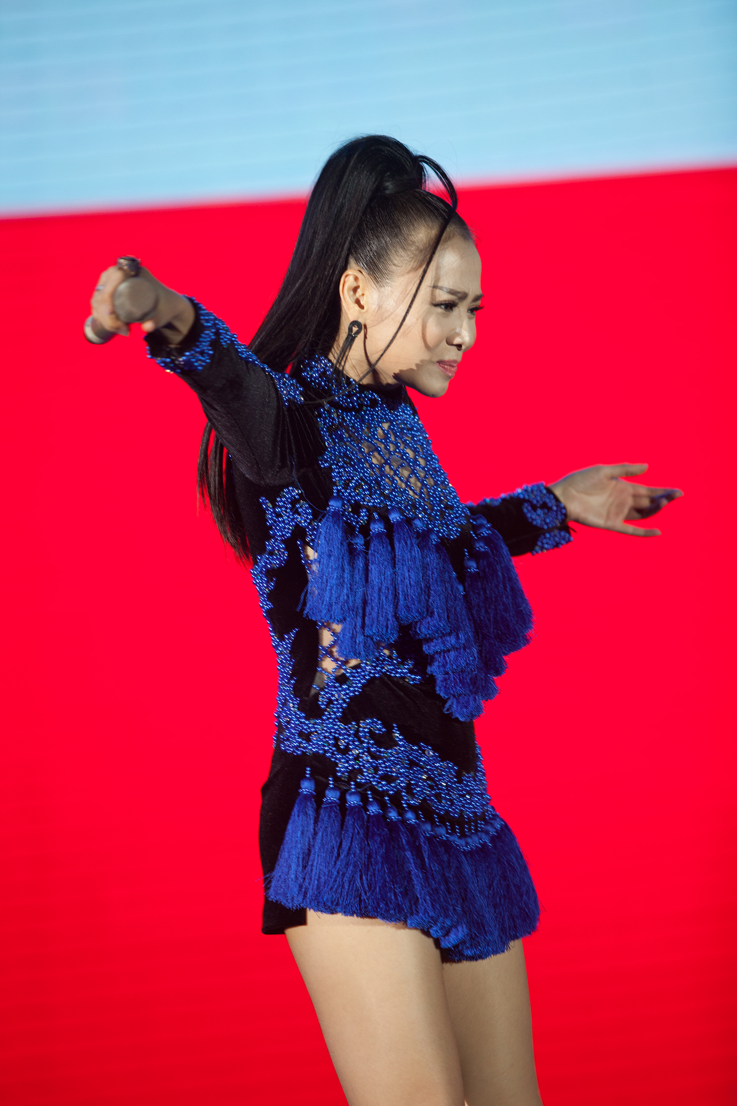 Isaac méo mặt vì bị khán giả lôi kéo khi đang biểu diễn - Ảnh 11. Isaac méo mặt vì bị khán giả lôi kéo khi đang biểu diễn - Ảnh 11.