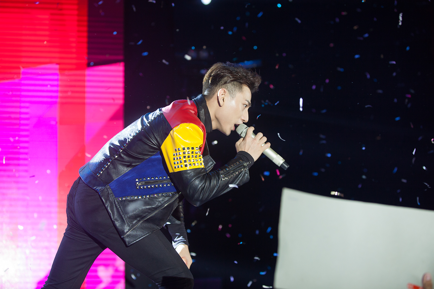 Isaac méo mặt vì bị khán giả lôi kéo khi đang biểu diễn - Ảnh 3. Isaac méo mặt vì bị khán giả lôi kéo khi đang biểu diễn - Ảnh 3.