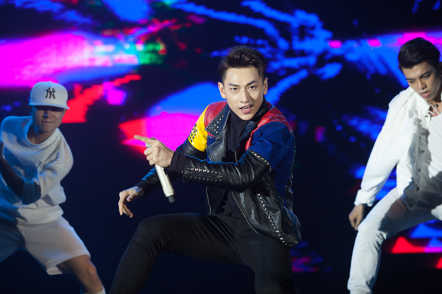 Isaac méo mặt vì bị khán giả lôi kéo khi đang biểu diễn - Ảnh 1. Isaac méo mặt vì bị khán giả lôi kéo khi đang biểu diễn - Ảnh 1.