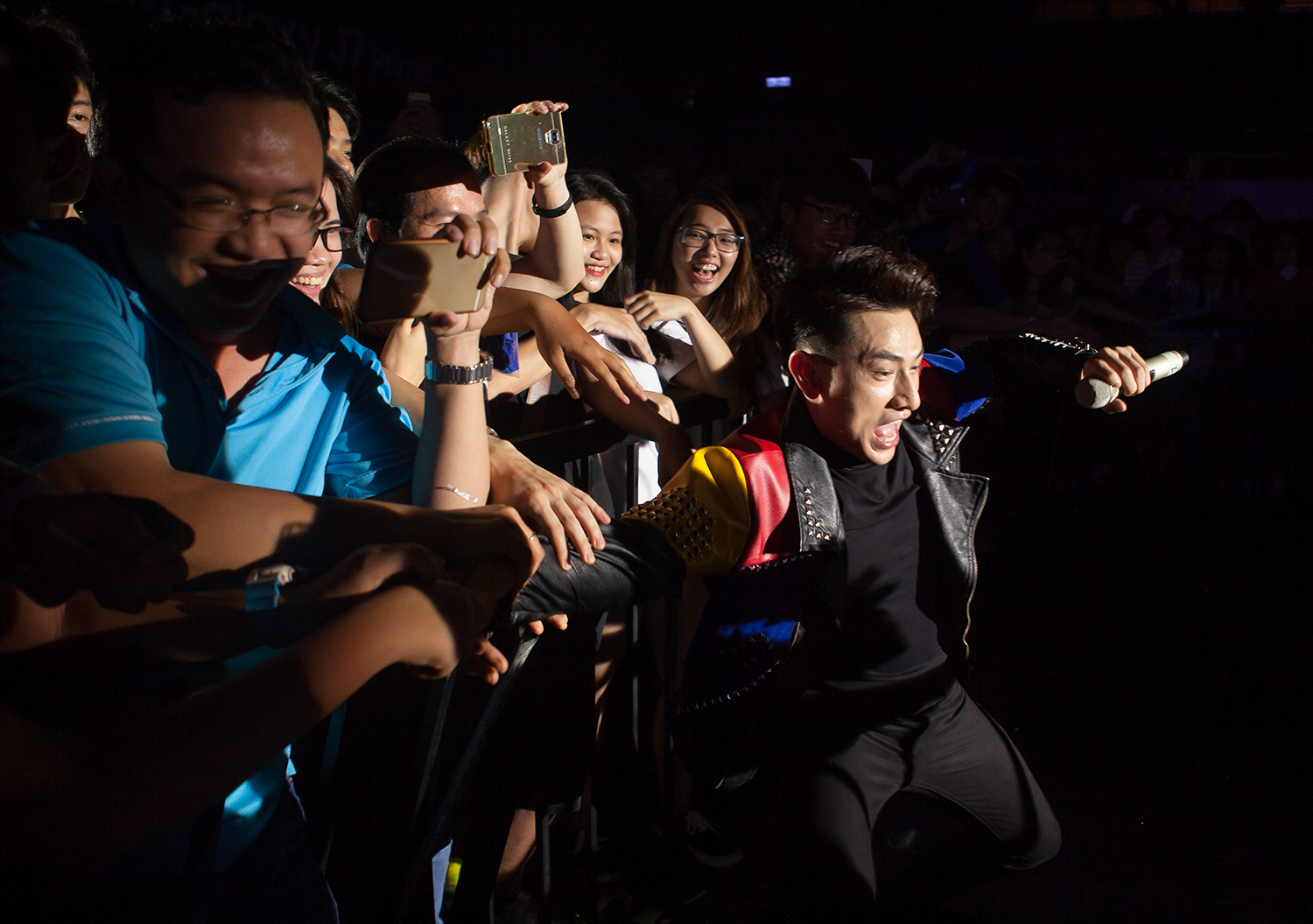 Isaac méo mặt vì bị khán giả lôi kéo khi đang biểu diễn - Ảnh 2. Isaac méo mặt vì bị khán giả lôi kéo khi đang biểu diễn - Ảnh 2.