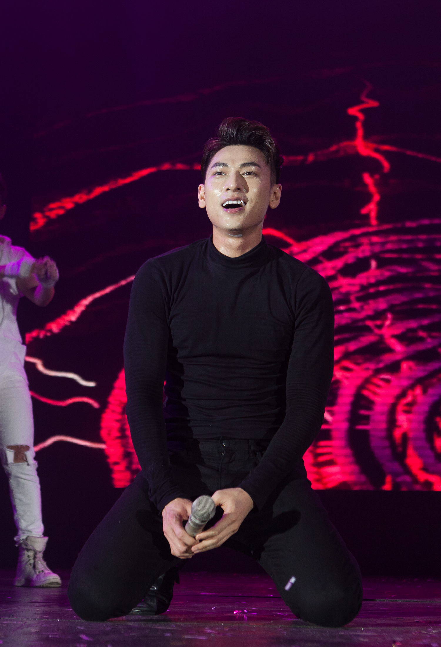 Isaac méo mặt vì bị khán giả lôi kéo khi đang biểu diễn - Ảnh 4. Isaac méo mặt vì bị khán giả lôi kéo khi đang biểu diễn - Ảnh 4.
