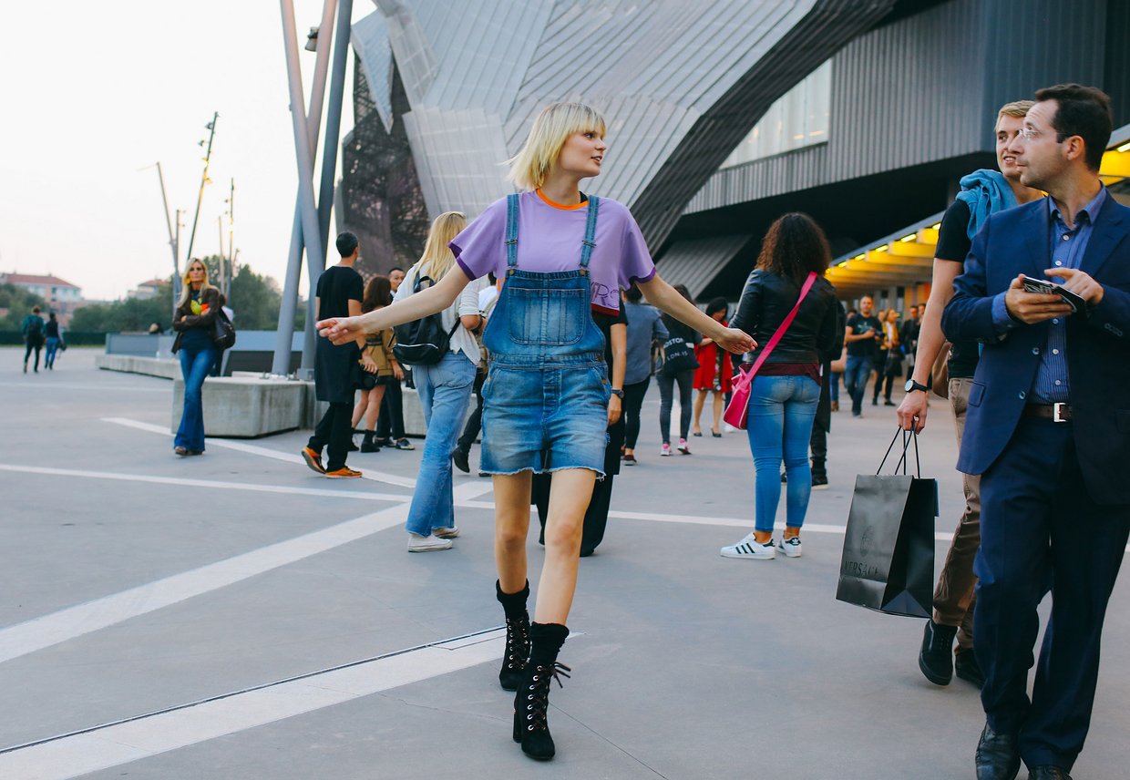 Làm lố là xưa rồi, đường phố Milan và Paris tràn ngập street style đơn giản như... đi chơi thôi - Ảnh 7. Làm lố là xưa rồi, đường phố Milan và Paris tràn ngập street style đơn giản như... đi chơi thôi - Ảnh 7.