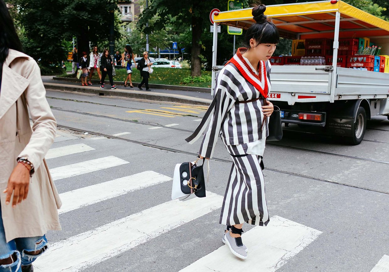 Làm lố là xưa rồi, đường phố Milan và Paris tràn ngập street style đơn giản như... đi chơi thôi - Ảnh 13. Làm lố là xưa rồi, đường phố Milan và Paris tràn ngập street style đơn giản như... đi chơi thôi - Ảnh 13.