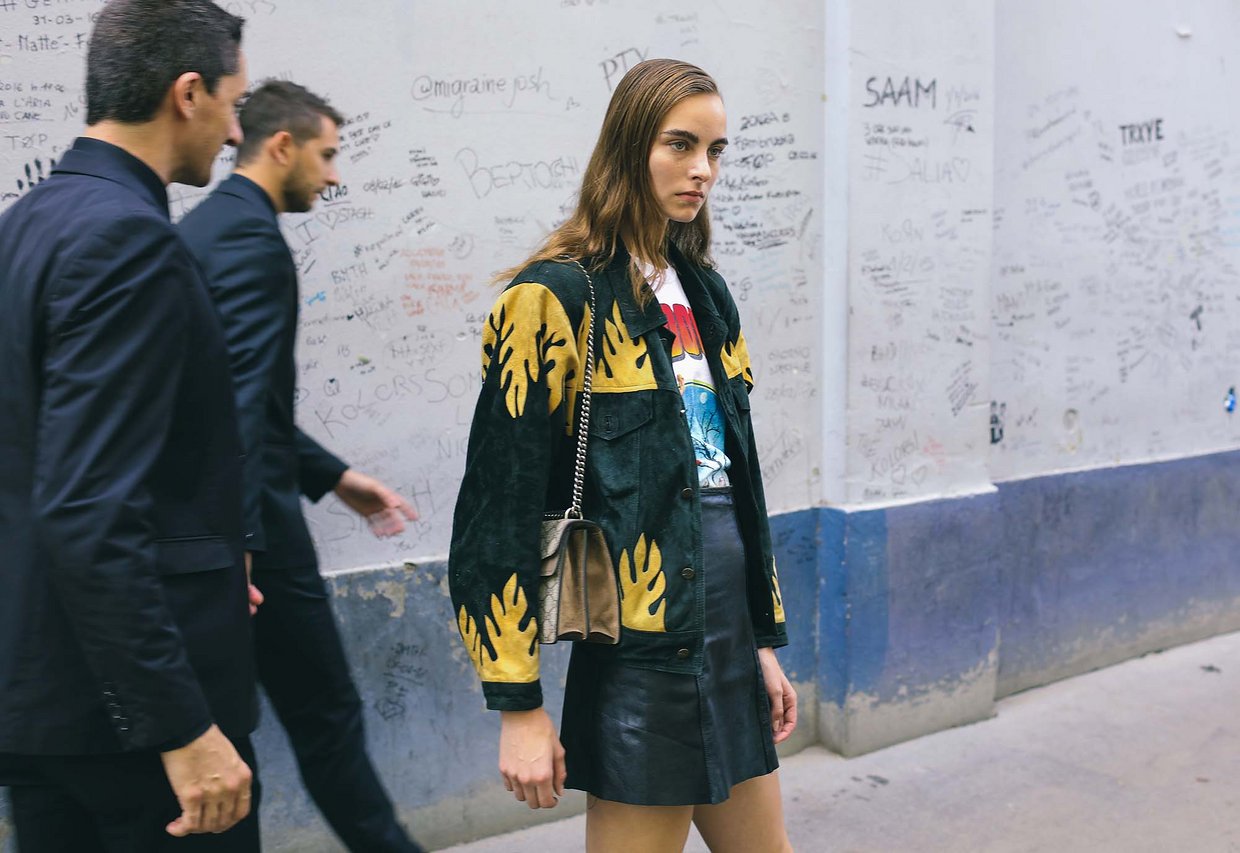 Làm lố là xưa rồi, đường phố Milan và Paris tràn ngập street style đơn giản như... đi chơi thôi - Ảnh 22. Làm lố là xưa rồi, đường phố Milan và Paris tràn ngập street style đơn giản như... đi chơi thôi - Ảnh 22.