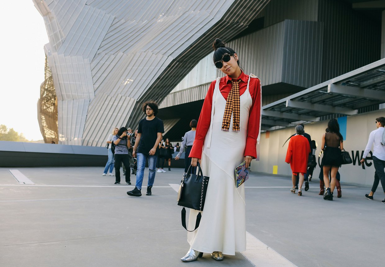 Làm lố là xưa rồi, đường phố Milan và Paris tràn ngập street style đơn giản như... đi chơi thôi - Ảnh 9. Làm lố là xưa rồi, đường phố Milan và Paris tràn ngập street style đơn giản như... đi chơi thôi - Ảnh 9.