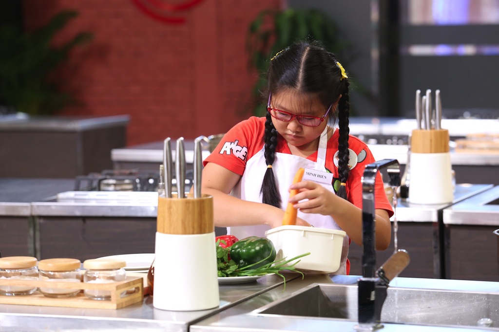 MasterChef nhí: Cậu bé 9 tuổi bức xúc dùm các bạn nữ bị loại - Ảnh 14. MasterChef nhí: Cậu bé 9 tuổi bức xúc dùm các bạn nữ bị loại - Ảnh 14.