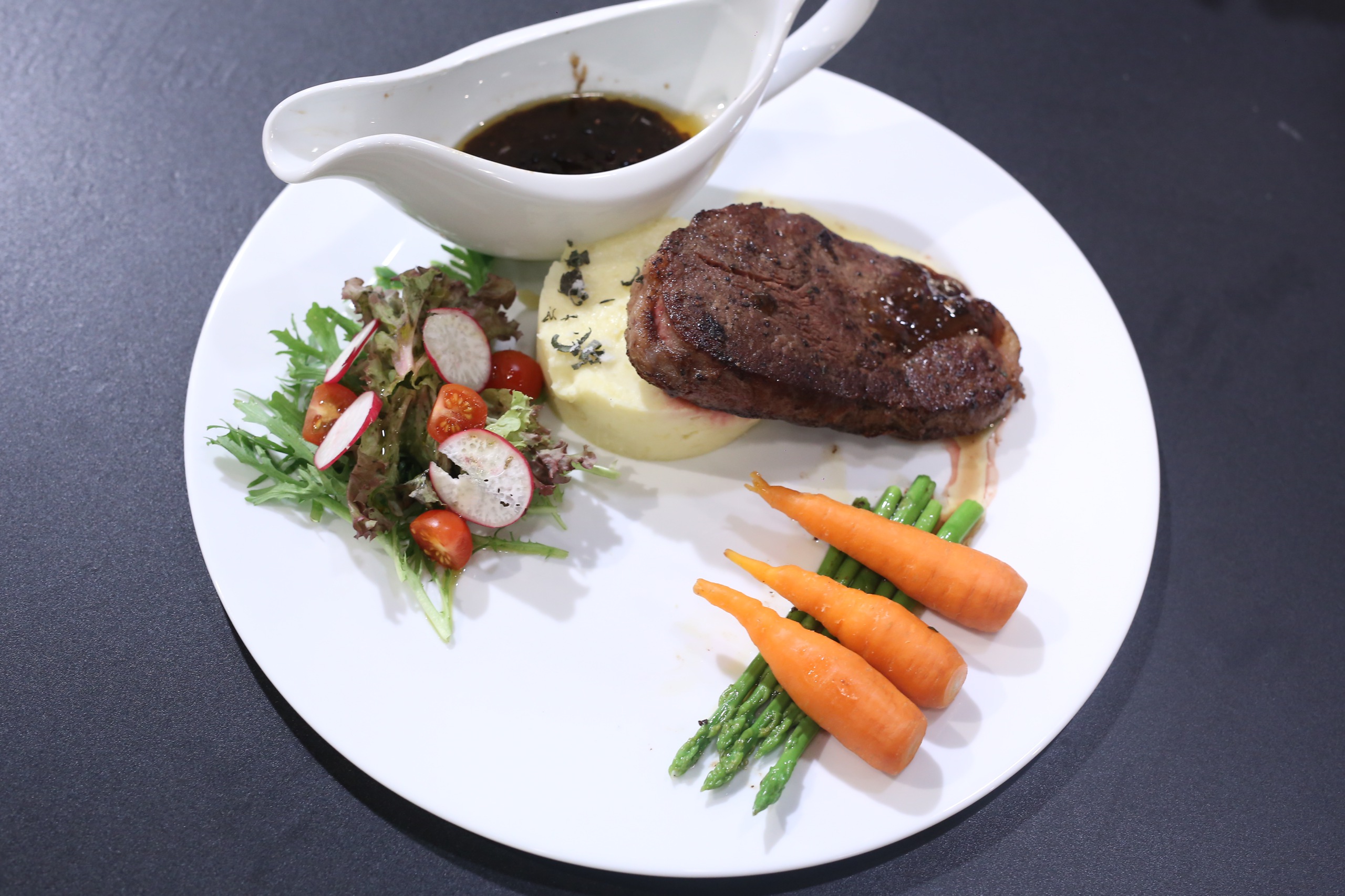 Xem đoạn clip này bạn sẽ không ngờ trẻ em Việt Nam lại nấu ăn giỏi đến thế! - Ảnh 3. Xem đoạn clip này bạn sẽ không ngờ trẻ em Việt Nam lại nấu ăn giỏi đến thế! - Ảnh 3.