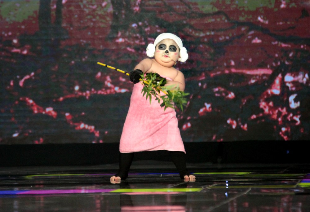 Tin Tin làm gấu trúc ú nu, lắc hông cực yêu khiến giám khảo phát cuồng - Ảnh 3. Tin Tin làm gấu trúc ú nu, lắc hông cực yêu khiến giám khảo phát cuồng - Ảnh 3.