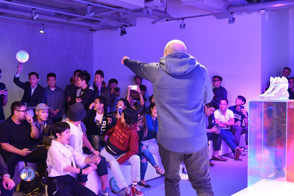 Tin được không: 2,2 tỷ đồng là giá cho đôi Nike Mag phiên bản mới nhất! - Ảnh 1. Tin được không: 2,2 tỷ đồng là giá cho đôi Nike Mag phiên bản mới nhất! - Ảnh 1.