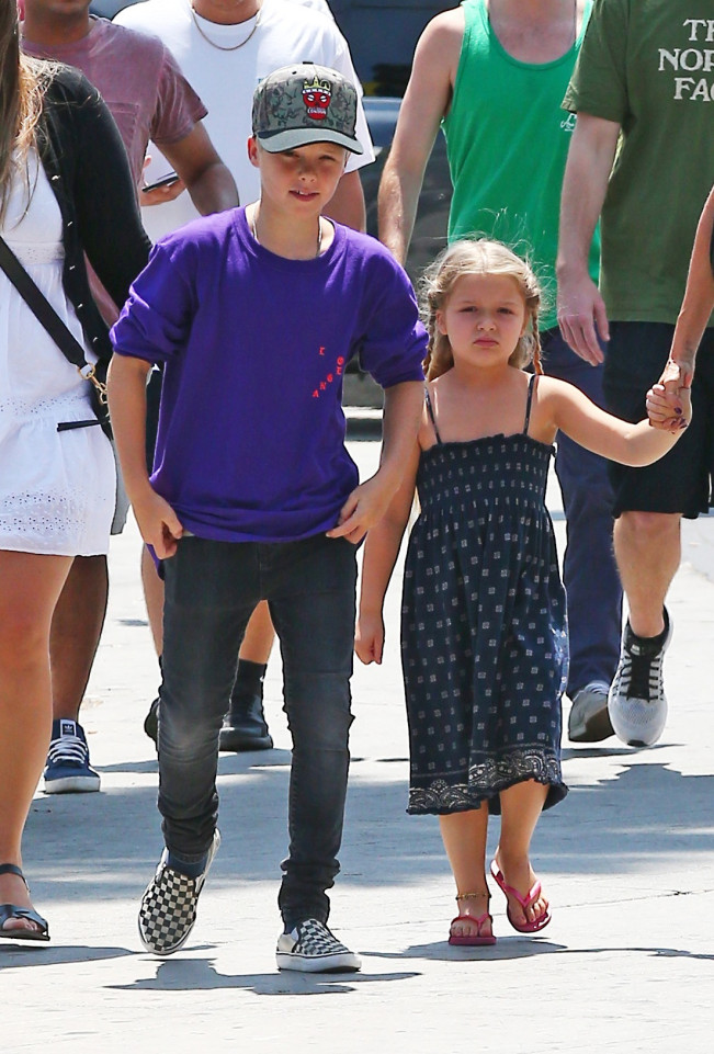 Harper ra dáng thiếu nữ xinh xắn, Cruz ngày càng đẹp trai giống bố Beckham - Ảnh 5. Harper ra dáng thiếu nữ xinh xắn, Cruz ngày càng đẹp trai giống bố Beckham - Ảnh 5.