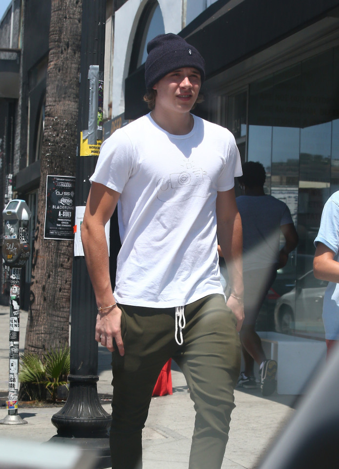 Harper ra dáng thiếu nữ xinh xắn, Cruz ngày càng đẹp trai giống bố Beckham - Ảnh 2. Harper ra dáng thiếu nữ xinh xắn, Cruz ngày càng đẹp trai giống bố Beckham - Ảnh 2.