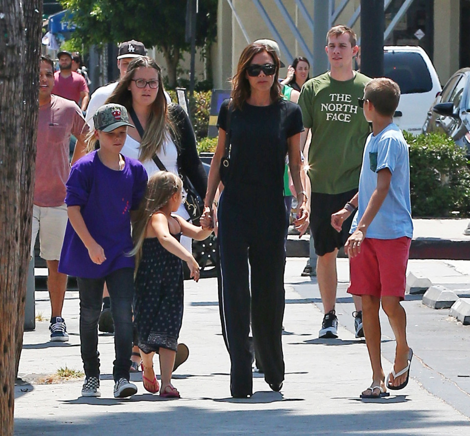 Harper ra dáng thiếu nữ xinh xắn, Cruz ngày càng đẹp trai giống bố Beckham - Ảnh 10. Harper ra dáng thiếu nữ xinh xắn, Cruz ngày càng đẹp trai giống bố Beckham - Ảnh 10.