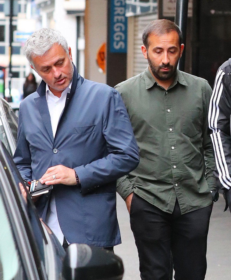 Vị trợ lý bị HLV Mourinho mắng như tát nước vào mặt là ai? - Ảnh 3. Vị trợ lý bị HLV Mourinho mắng như tát nước vào mặt là ai? - Ảnh 3.