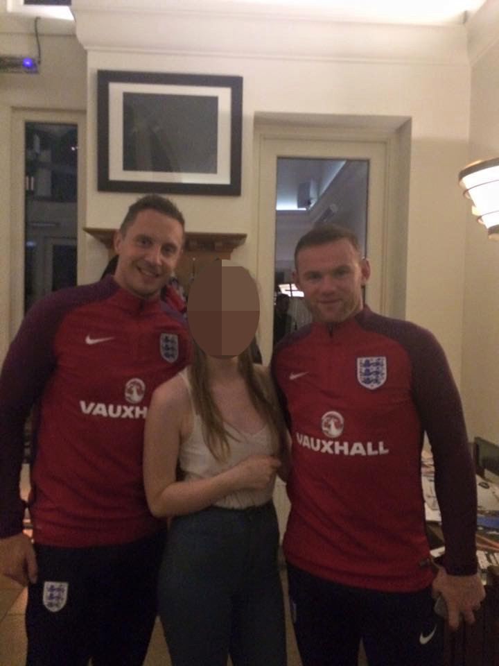 Rooney uống rượu say líu lưỡi, đại náo đám cưới của fan - Ảnh 2. Rooney uống rượu say líu lưỡi, đại náo đám cưới của fan - Ảnh 2.