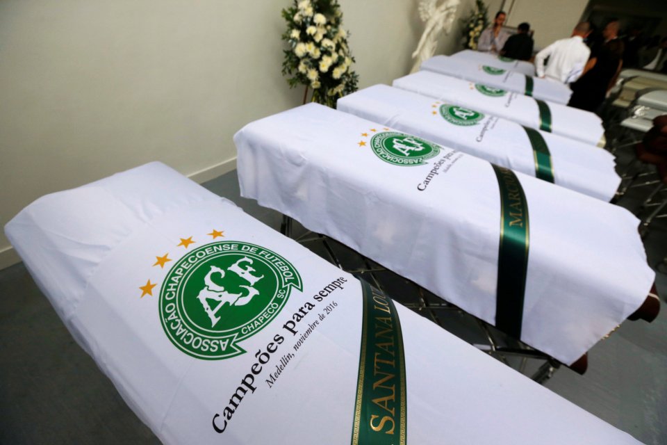 Kỳ diệu: Nằm trong viện sau vụ rơi máy bay, cầu thủ Chapecoense tuyên bố sẽ trở lại sân cỏ - Ảnh 4. Kỳ diệu: Nằm trong viện sau vụ rơi máy bay, cầu thủ Chapecoense tuyên bố sẽ trở lại sân cỏ - Ảnh 4.