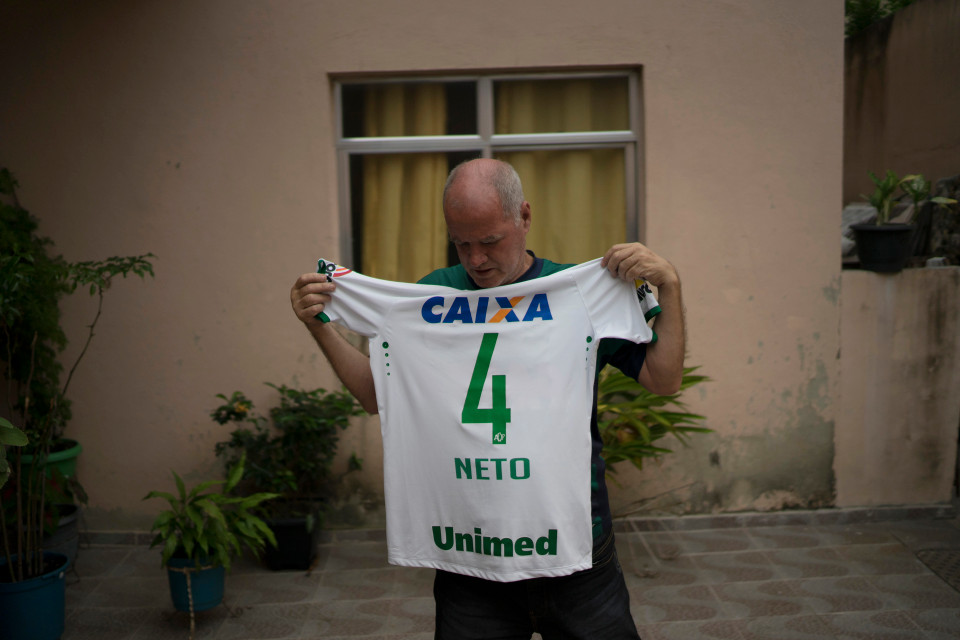 Kỳ diệu: Nằm trong viện sau vụ rơi máy bay, cầu thủ Chapecoense tuyên bố sẽ trở lại sân cỏ - Ảnh 2. Kỳ diệu: Nằm trong viện sau vụ rơi máy bay, cầu thủ Chapecoense tuyên bố sẽ trở lại sân cỏ - Ảnh 2.