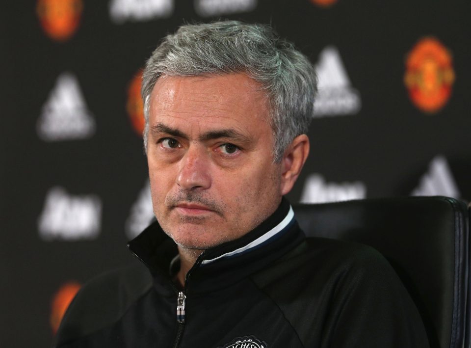 Mourinho tố ban tổ chức Premier League ưu ái đội bóng cũ Chelsea - Ảnh 1. Mourinho tố ban tổ chức Premier League ưu ái đội bóng cũ Chelsea - Ảnh 1.