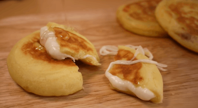 Hotteok phô mai - món pancake kiểu Hàn vừa dễ vừa quá ngon - Ảnh 10.