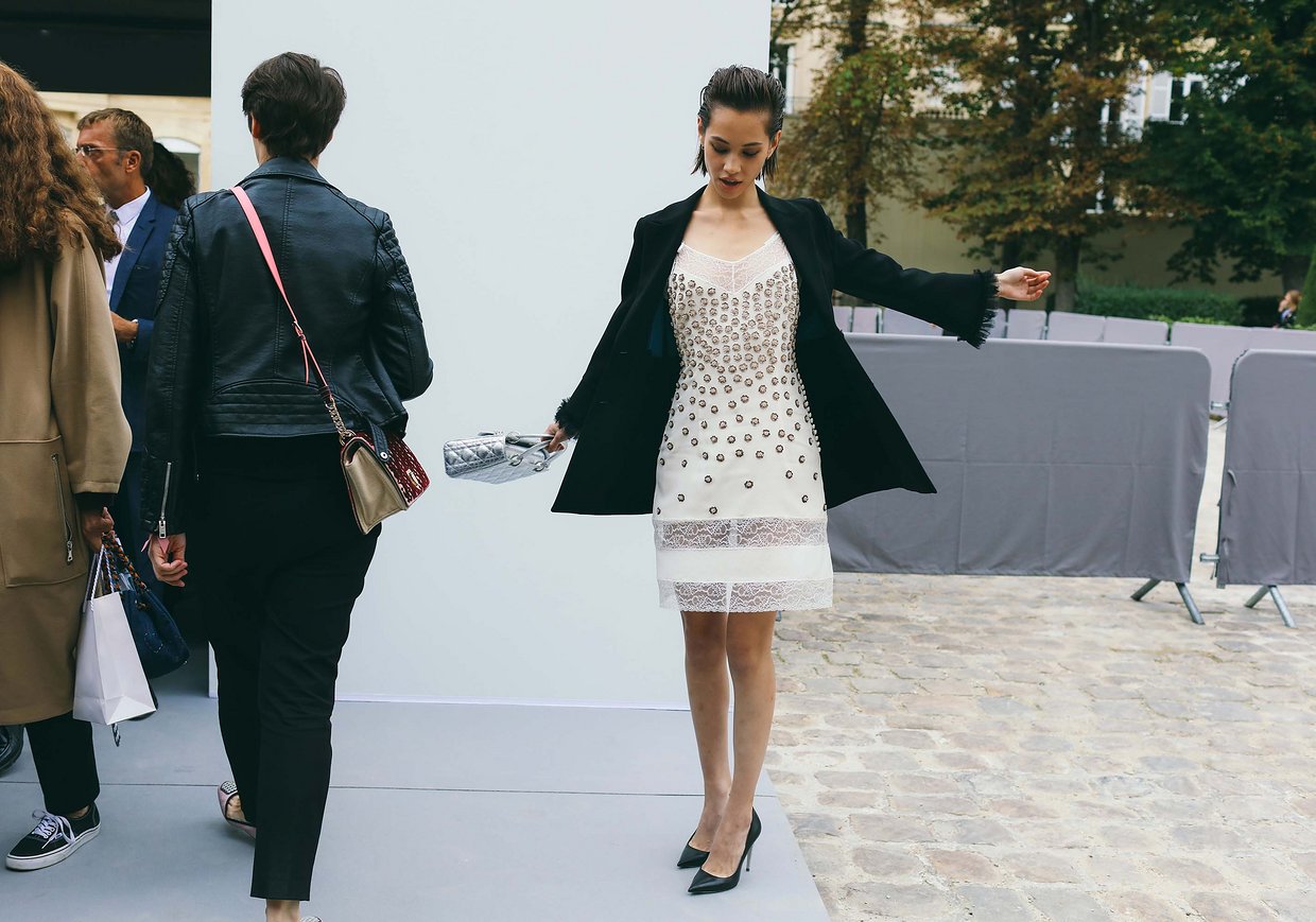 Làm lố là xưa rồi, đường phố Milan và Paris tràn ngập street style đơn giản như... đi chơi thôi - Ảnh 29. Làm lố là xưa rồi, đường phố Milan và Paris tràn ngập street style đơn giản như... đi chơi thôi - Ảnh 29.